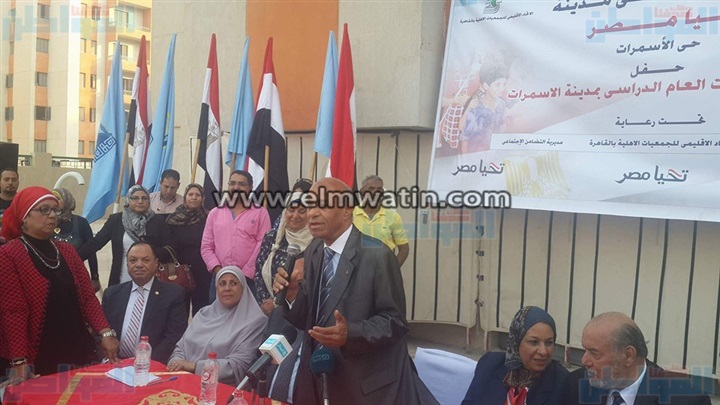 بالصور.. توزيع مسلتزمات العام الدراسى على 500 تلميذ بحى الأسمرات