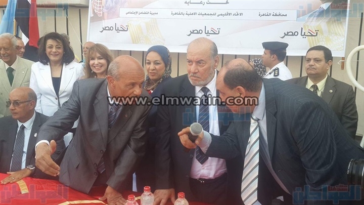 بالصور.. توزيع مسلتزمات العام الدراسى على 500 تلميذ بحى الأسمرات