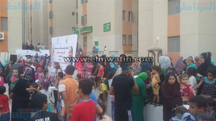 بالصور.. توزيع مسلتزمات العام الدراسى على 500 تلميذ بحى الأسمرات