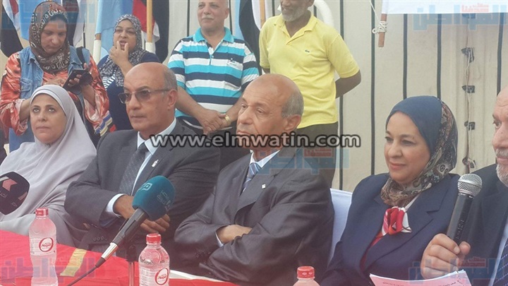 بالصور.. توزيع مسلتزمات العام الدراسى على 500 تلميذ بحى الأسمرات