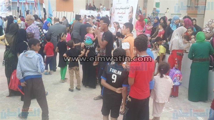 بالصور.. توزيع مسلتزمات العام الدراسى على 500 تلميذ بحى الأسمرات