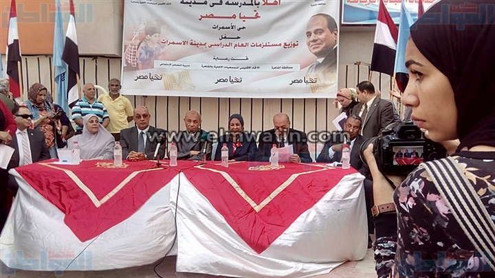 بالصور.. توزيع مسلتزمات العام الدراسى على 500 تلميذ بحى الأسمرات