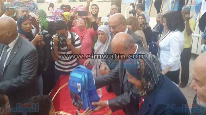 بالصور.. توزيع مسلتزمات العام الدراسى على 500 تلميذ بحى الأسمرات