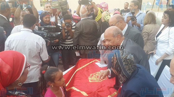 بالصور.. توزيع مسلتزمات العام الدراسى على 500 تلميذ بحى الأسمرات