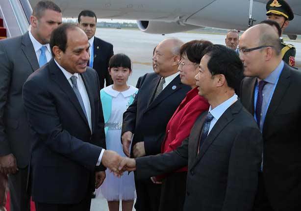 بالصور.. زيارة السيسى للصين تضع أوباما في مأزق.. اختلافات جوهرية فى استقبال الرئيسين.. حفاوه شديده للرئيس المصرى بالسجادة الحمراء.. نشطاء: "بارك نزلوه من سلم الخدامين".. وخبراء:"بداية النهاية لأمريكا"