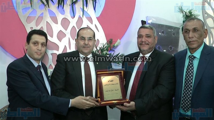 بالصور.. محافظ سوهاج يكرم محمد أبو الوفا الفائز بعضوية الجبلاية