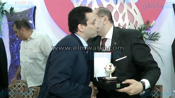 بالصور.. محافظ سوهاج يكرم محمد أبو الوفا الفائز بعضوية الجبلاية
