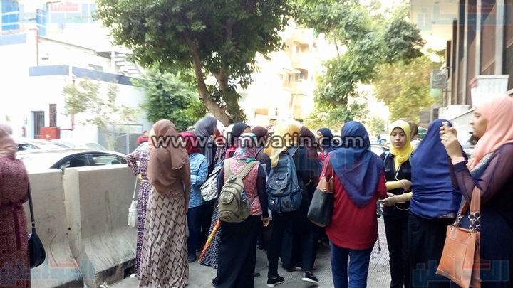 بالصور..وقفة لطلاب تمريض المنصورة والفيوم أمام وزارة التعليم 