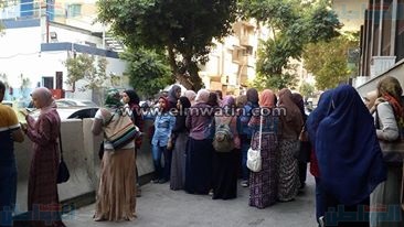 بالصور..وقفة لطلاب تمريض المنصورة والفيوم أمام وزارة التعليم 