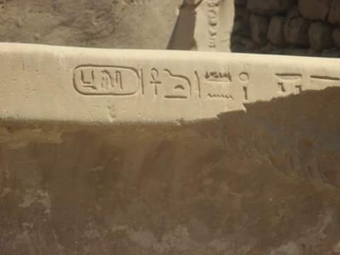 مرشد سياحى يقترح نقل 4 بلوكات آثرية من معبد الكرنك 
