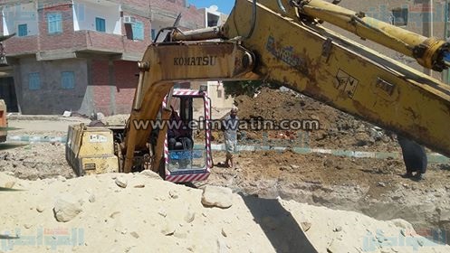بالصور.. «إسكان الوادى» يواصل تنفيذ مشروع الصرف لحى المعلمين 