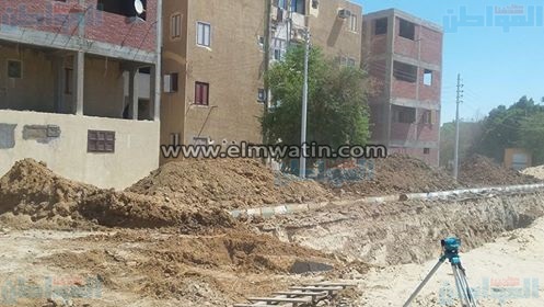 بالصور.. «إسكان الوادى» يواصل تنفيذ مشروع الصرف لحى المعلمين 