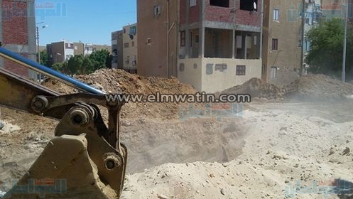 بالصور.. «إسكان الوادى» يواصل تنفيذ مشروع الصرف لحى المعلمين 