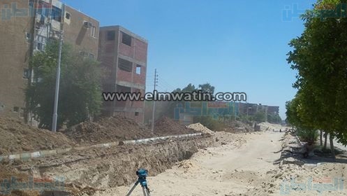 بالصور.. «إسكان الوادى» يواصل تنفيذ مشروع الصرف لحى المعلمين 