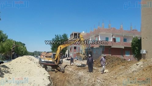 بالصور.. «إسكان الوادى» يواصل تنفيذ مشروع الصرف لحى المعلمين 