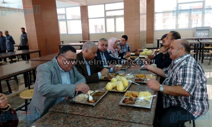 بالصور.. القائم بأعمال جامعة الإسكندرية يتفقد مدينة الطلاب بسموحة