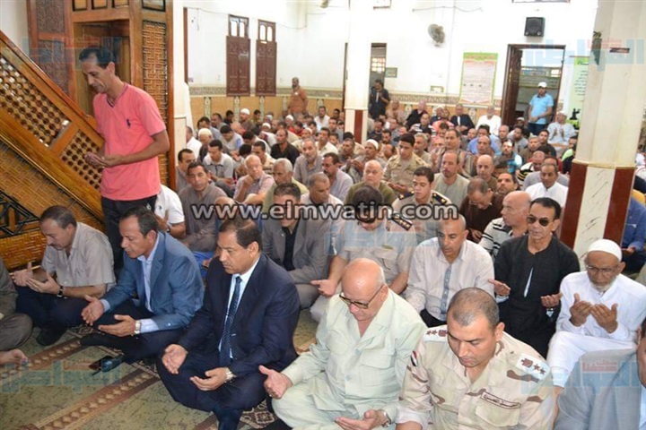 بالصور.. محافظ الغربية ومدير الأمن يشاركان فى تشييع جثمان شهيد سيناء