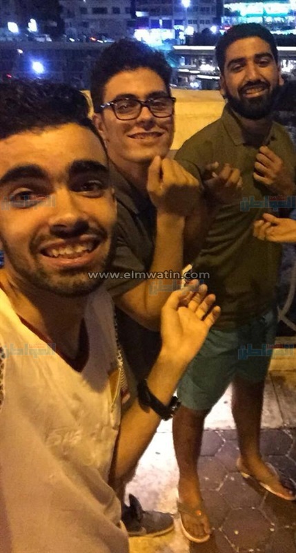 شاهد.. شباب يسخرون من طريقة التقاط الفتايات لصورهن