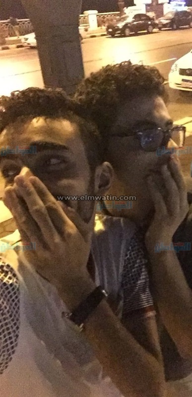 شاهد.. شباب يسخرون من طريقة التقاط الفتايات لصورهن