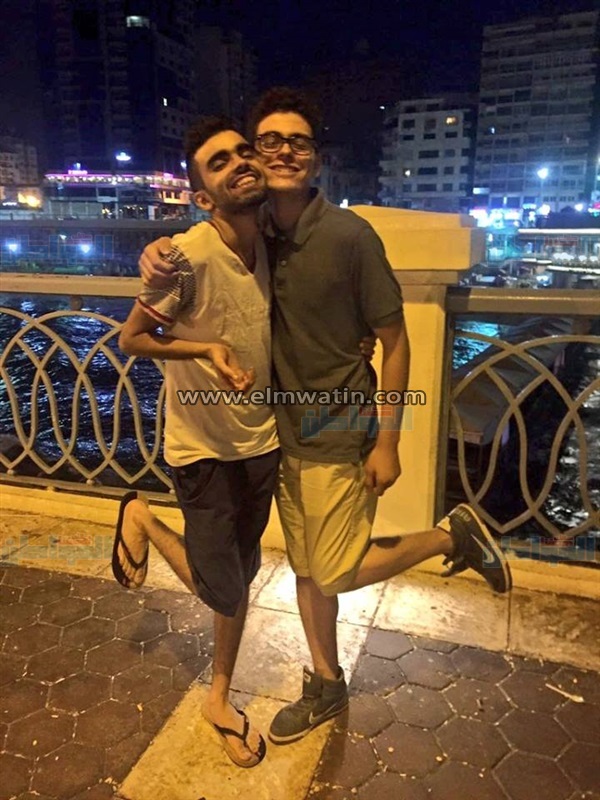 شاهد.. شباب يسخرون من طريقة التقاط الفتايات لصورهن