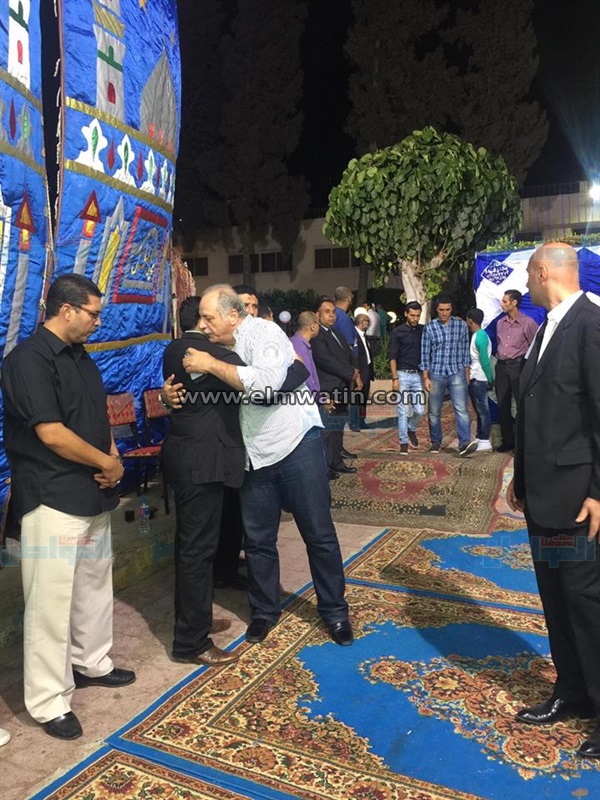 بالصور.. وصول «محمد عبد الوهاب» لعزاء أحمد ماهر