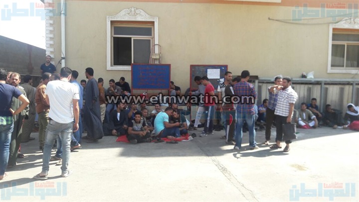 عمال مصنع كيميكال فايبر بالسادات يدخلون في إضراب عن العمل