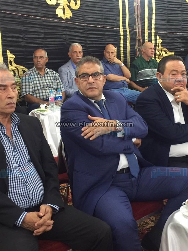 بالصور.. «طاهر أبو زيد» يصل عزاء أحمد ماهر