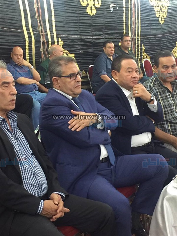 بالصور.. «طاهر أبو زيد» يصل عزاء أحمد ماهر