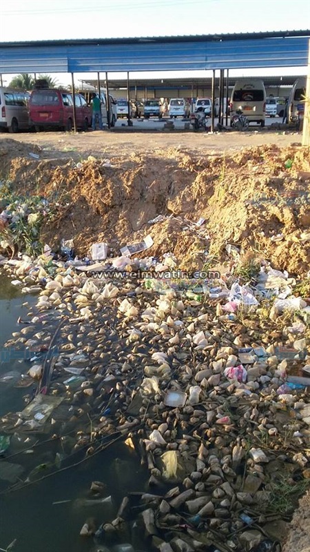 بالفيديو.. أهالي «الخارجة» يستغيثون من تراكم القمامة بمصرف زراعي بالوادى الجديد 