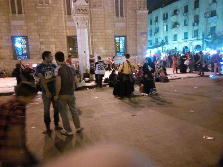 بالصور.. انتشار الباعة الجائلين في «الحسين» بالتزامن مع احتفالات الصوفية