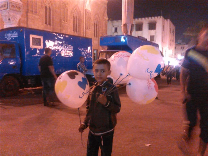 بالصور.. انتشار الباعة الجائلين في «الحسين» بالتزامن مع احتفالات الصوفية