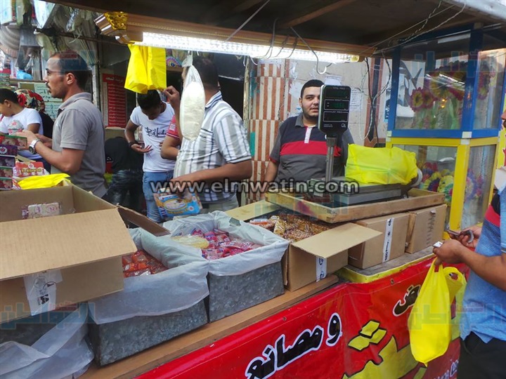 إقبال ضعيف على حلوى المولد بالإسكندرية لزيادة أسعارها