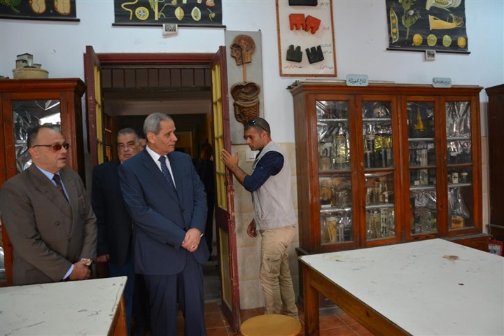 بالصور.. وزير التعليم يشدد على استخدام السبورات الذكية فى الفصول