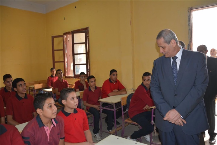 بالصور.. وزير التعليم يشدد على استخدام السبورات الذكية فى الفصول