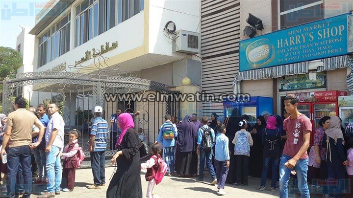 ‏تجمهر أولياء أمور حضانات مجمع «k.g» أمام مبنى محافظة الأقصر