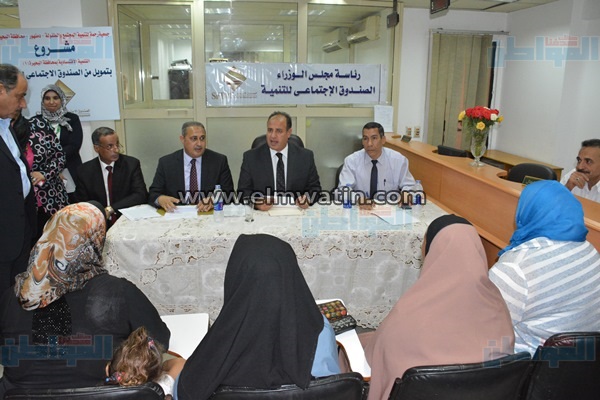 بالصور.. محافظ البحيرة يوزع شيكات قروض الصندوق الإجتماعي