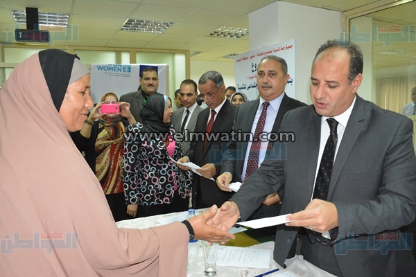 بالصور.. محافظ البحيرة يوزع شيكات قروض الصندوق الإجتماعي