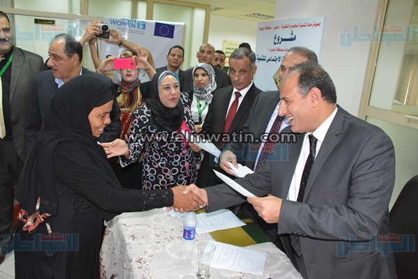 بالصور.. محافظ البحيرة يوزع شيكات قروض الصندوق الإجتماعي