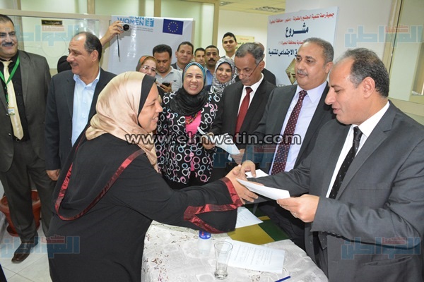 بالصور.. محافظ البحيرة يوزع شيكات قروض الصندوق الإجتماعي