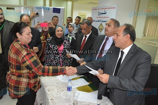 بالصور.. محافظ البحيرة يوزع شيكات قروض الصندوق الإجتماعي