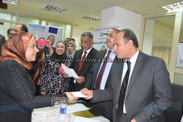 بالصور.. محافظ البحيرة يوزع شيكات قروض الصندوق الإجتماعي