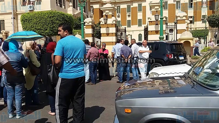 بالفيديو.. أولياء أمور«التجربيية» يقطعون الطريق أمام ديوان المحافظة