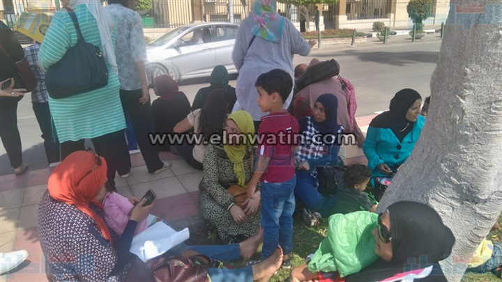 بالفيديو.. الأهالي تفترش رصيف محافظة القاهرة لرفض «تنسيق التجريبية»