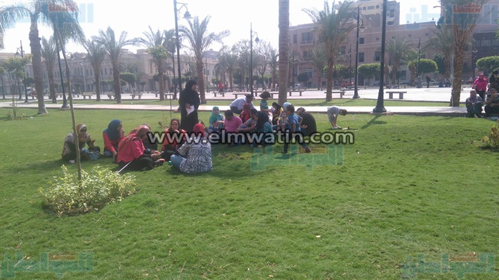 بالفيديو.. الأهالي تفترش رصيف محافظة القاهرة لرفض «تنسيق التجريبية»