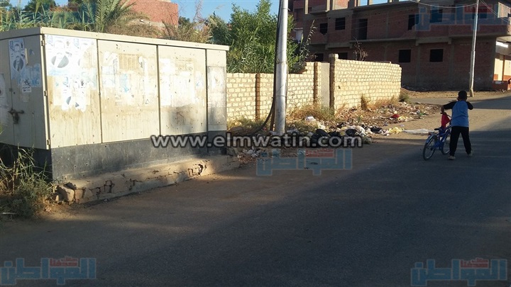 بالصور.. «كشك» كهرباء يهدد حياة تلاميذ مدرسة بالوادي الجديد