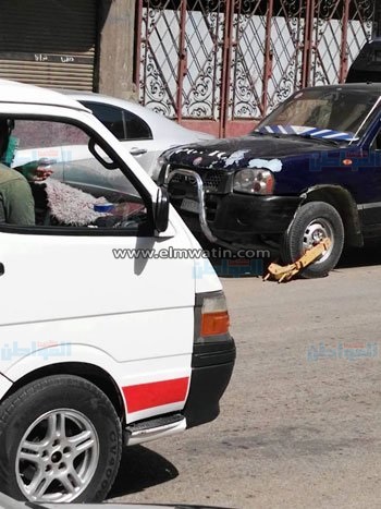 بالصور.. المرور "يكلبش" سيارة شرطة مخالفة بأسوان