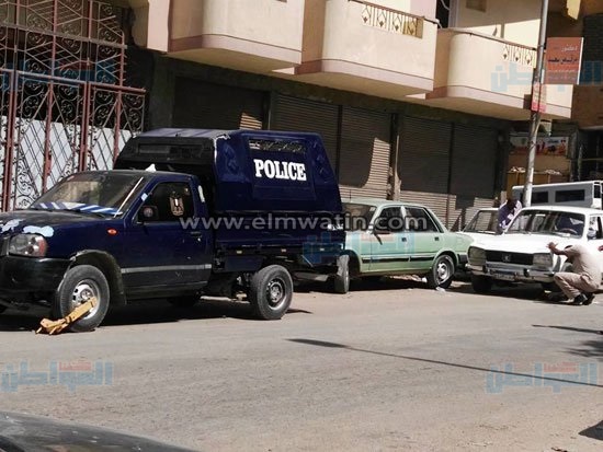 بالصور.. المرور "يكلبش" سيارة شرطة مخالفة بأسوان