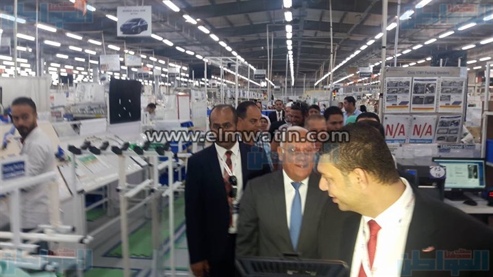 بالصور.. محافظ بورسعيد يفتتح خط جديد لإنتاج ضفائر سيارات "الهوندا" 