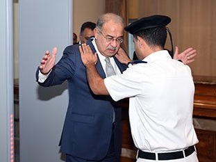 بالصور.."تفتيش الوزراء ذاتيًا وكلبشة سيارة شرطة".. مشاهد تؤكد عبارة السيسي: لا أحد فوق القانون