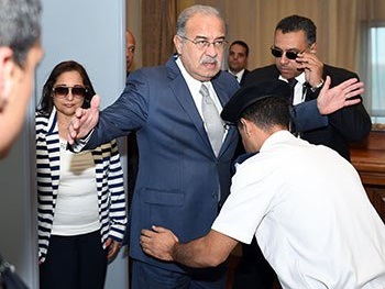 بالصور.."تفتيش الوزراء ذاتيًا وكلبشة سيارة شرطة".. مشاهد تؤكد عبارة السيسي: لا أحد فوق القانون